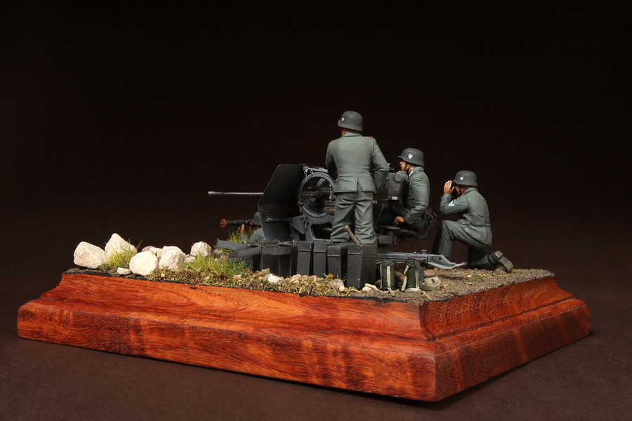 Dioramas and Vignettes:  FlaK 38 crew, photo #17