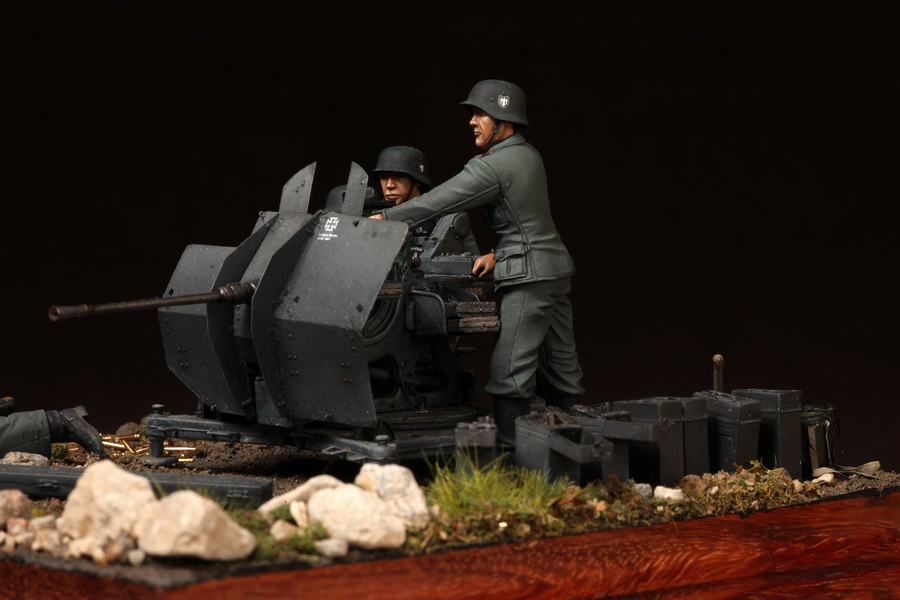 Dioramas and Vignettes:  FlaK 38 crew, photo #24