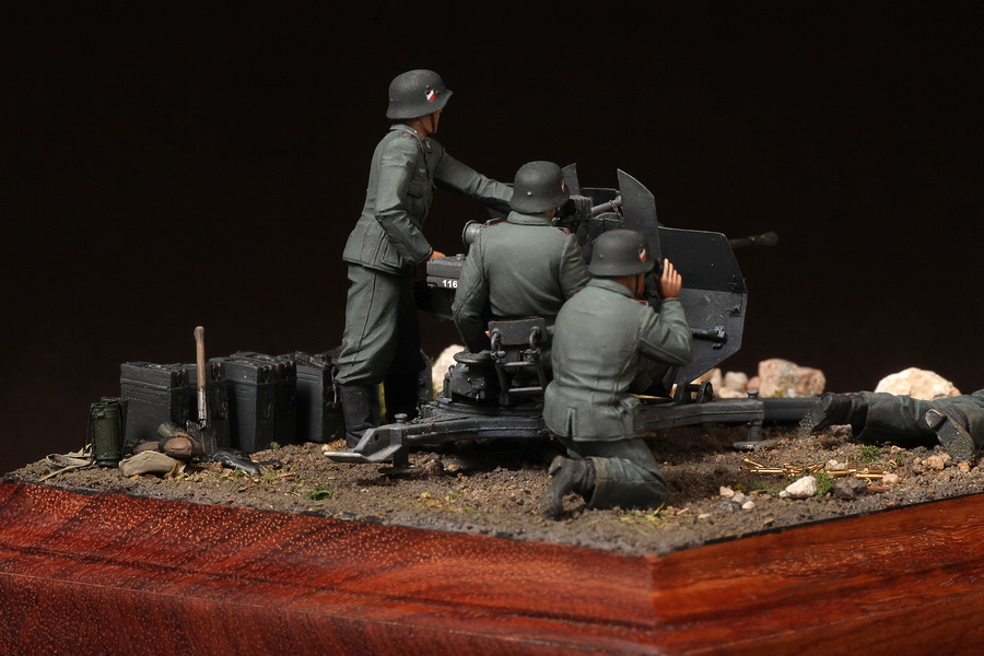 Dioramas and Vignettes:  FlaK 38 crew, photo #25