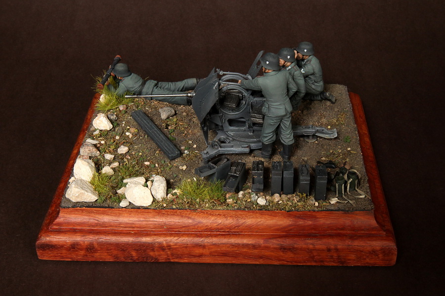 Dioramas and Vignettes:  FlaK 38 crew, photo #5