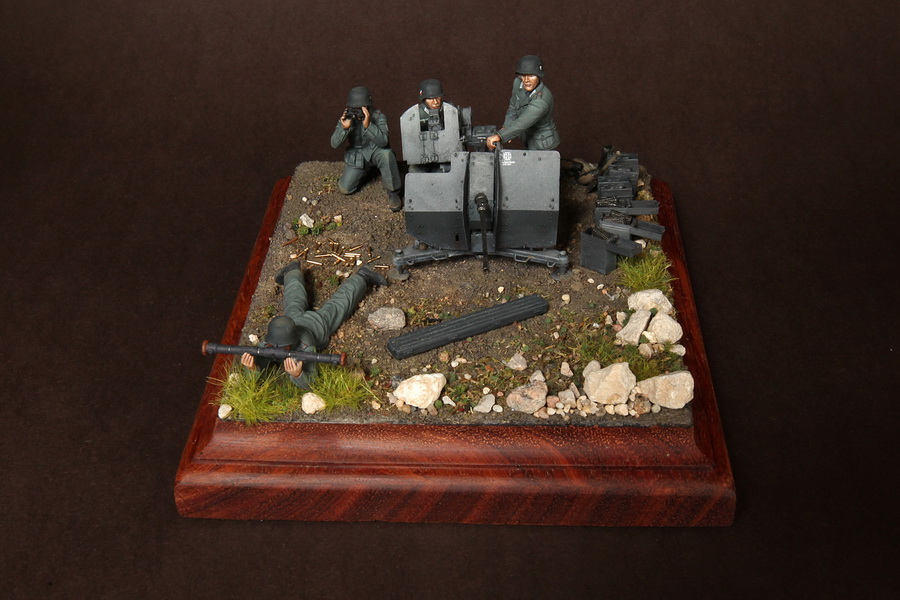 Dioramas and Vignettes:  FlaK 38 crew, photo #9