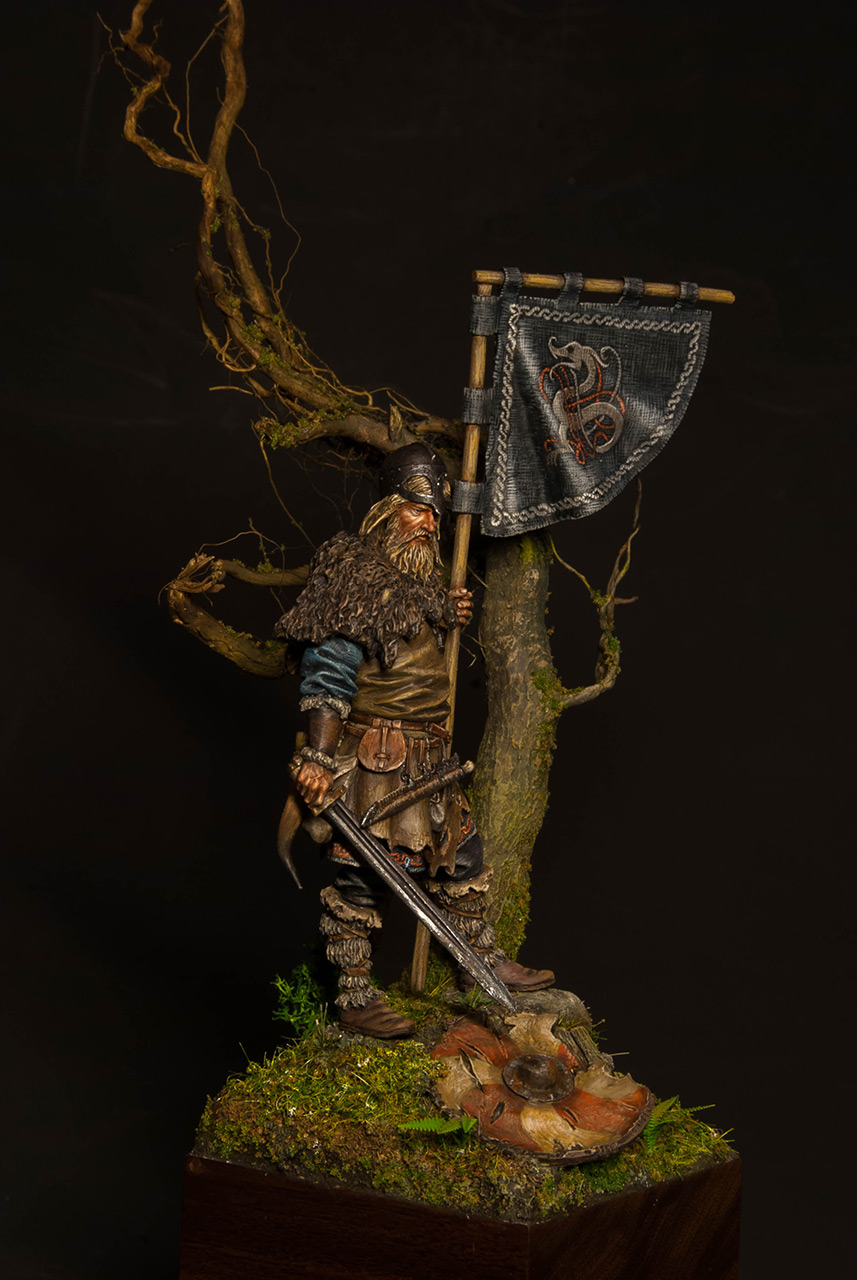 Figures: Viking with standard, photo #1