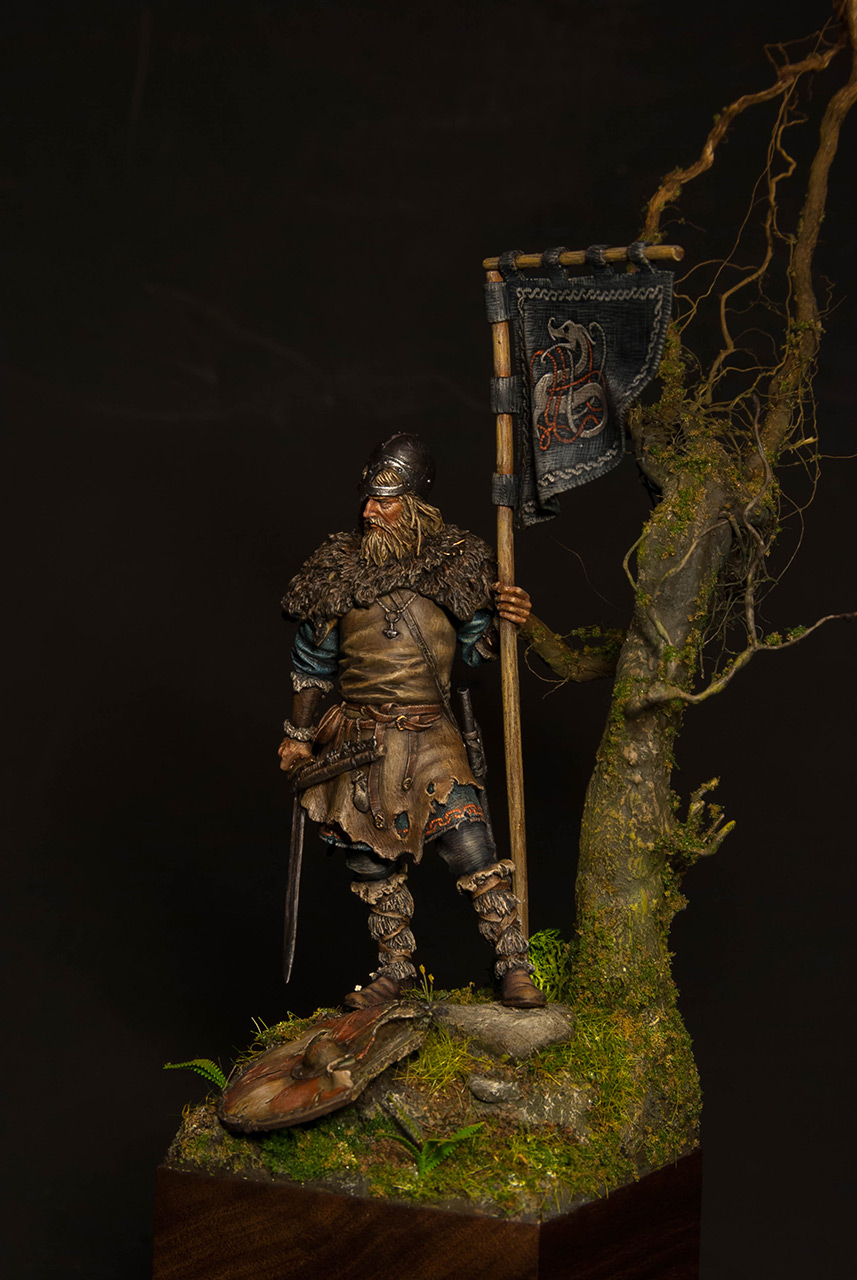Figures: Viking with standard, photo #3