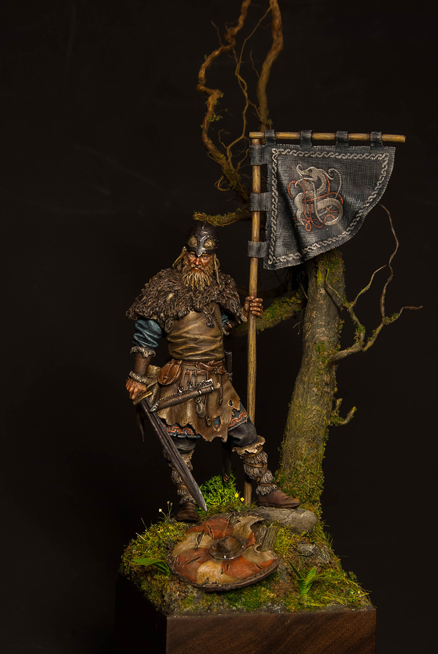 Figures: Viking with standard, photo #4