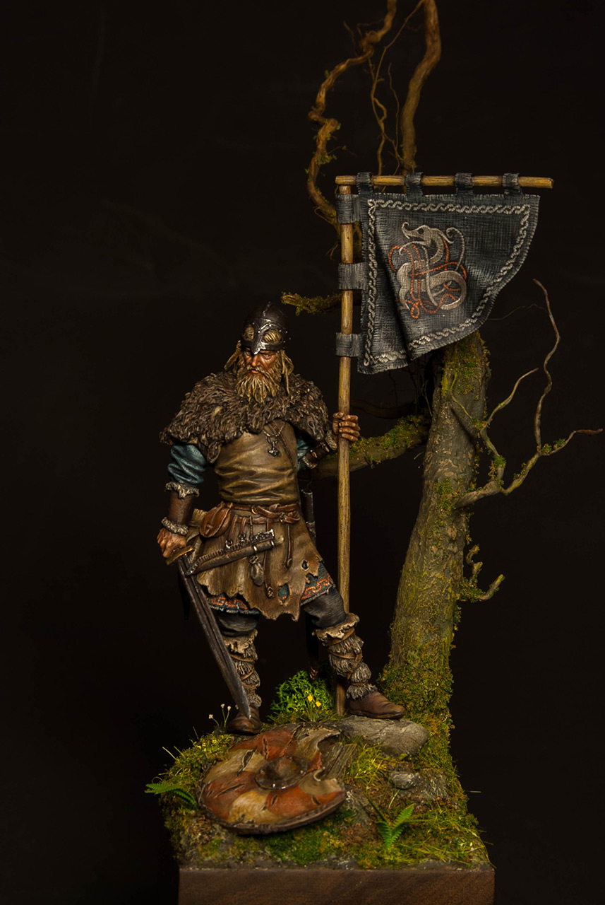 Figures: Viking with standard, photo #5