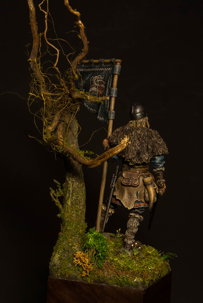 Figures: Viking with standard, photo #6