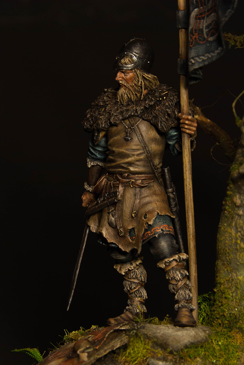Figures: Viking with standard, photo #9