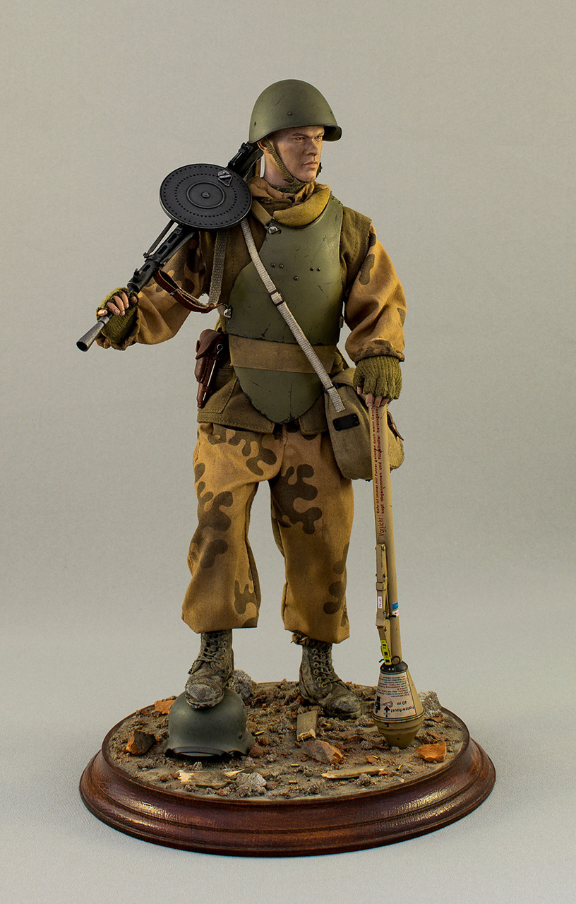 Figures: Soviet assault trooper, Germany, 1945, photo #1