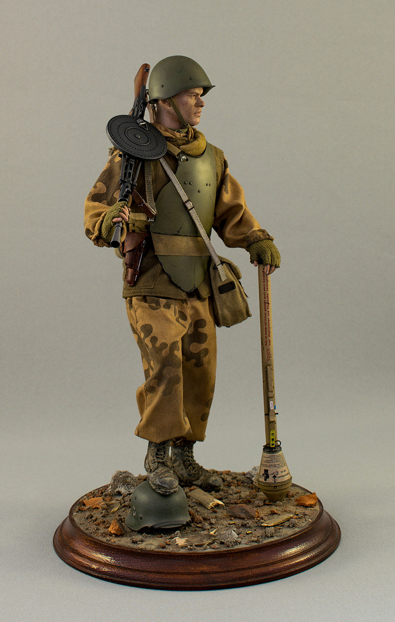 Figures: Soviet assault trooper, Germany, 1945, photo #2