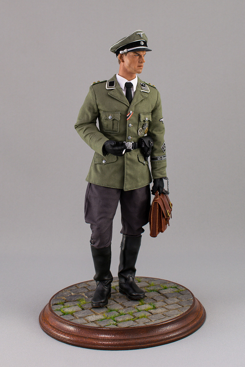 Figures: SD officer, Berlin, 1944, photo #1