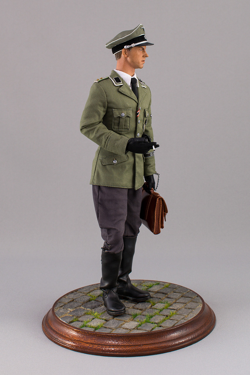 Figures: SD officer, Berlin, 1944, photo #2