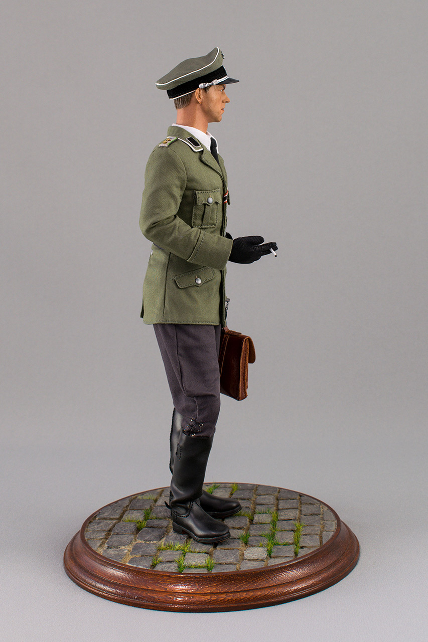 Figures: SD officer, Berlin, 1944, photo #3