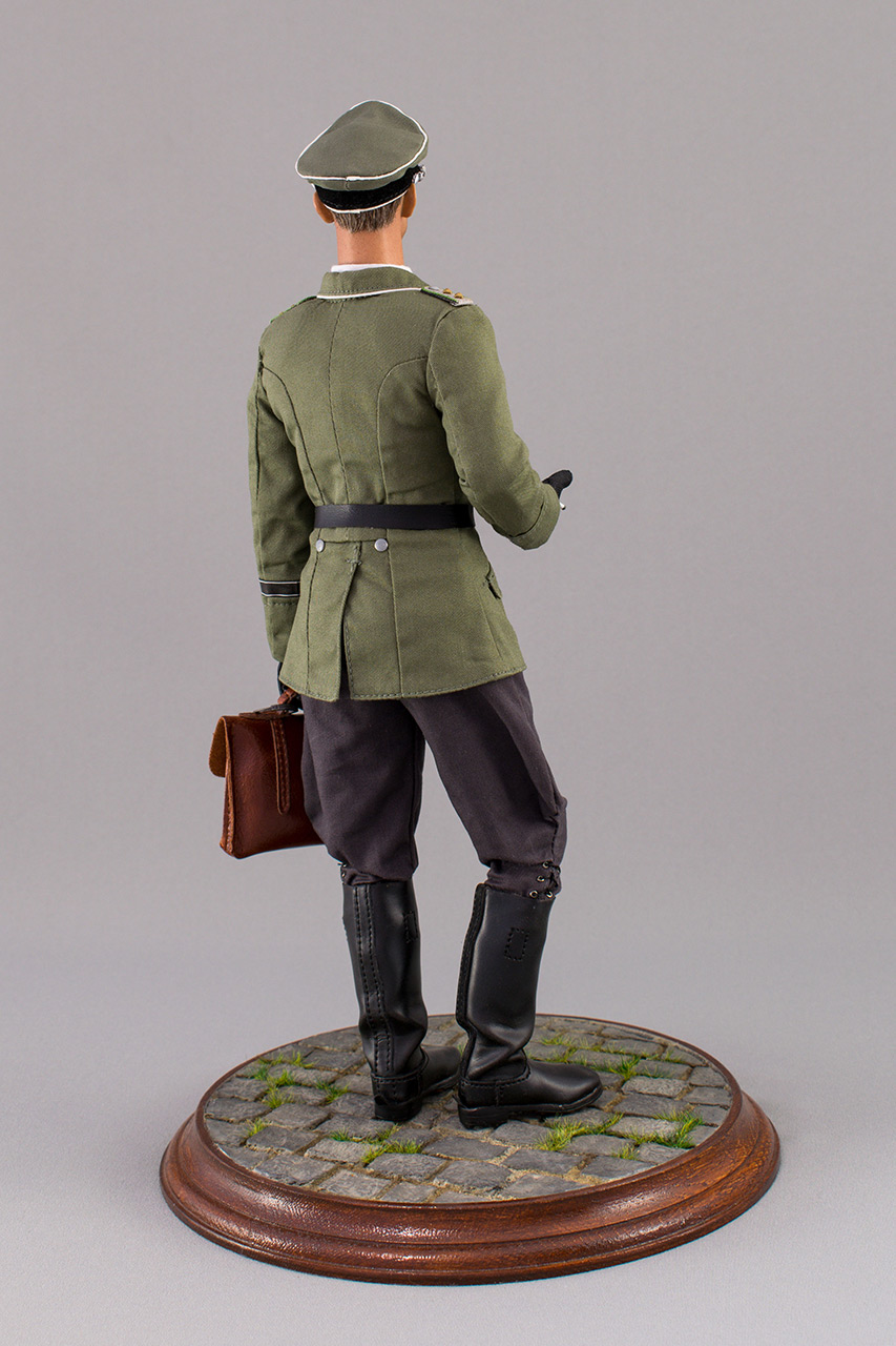 Figures: SD officer, Berlin, 1944, photo #5