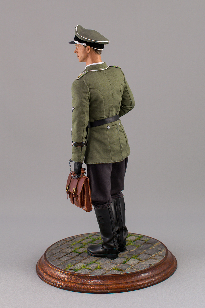 Figures: SD officer, Berlin, 1944, photo #7