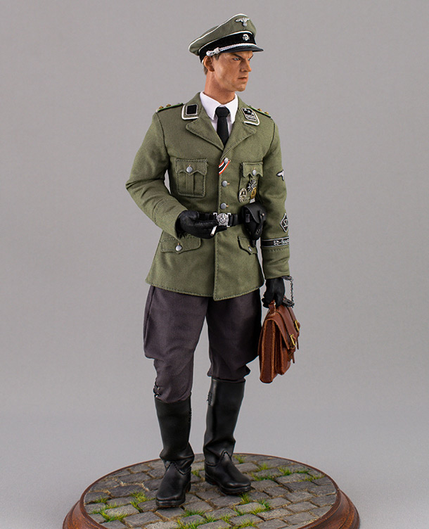 Figures: SD officer, Berlin, 1944