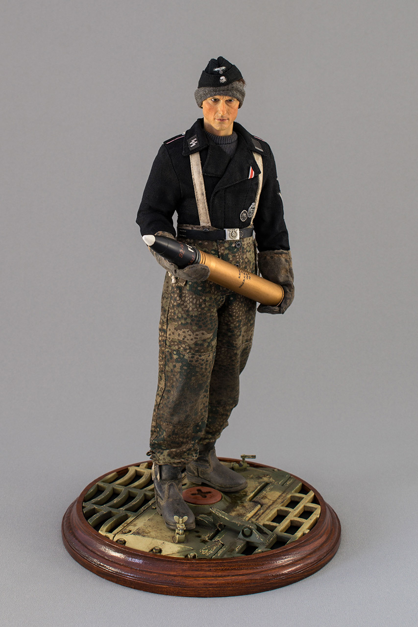 Figures: SS Tiger I crewman. Germany, November 1944, photo #2