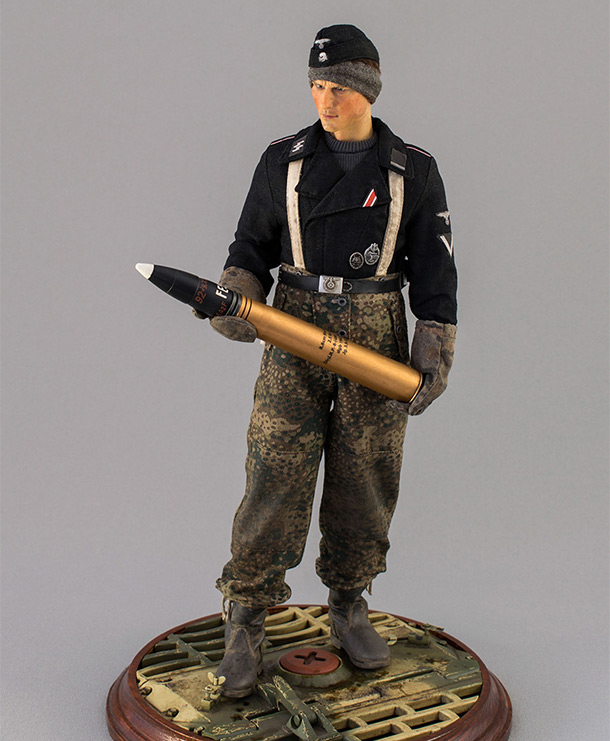 Figures: SS Tiger I crewman. Germany, November 1944