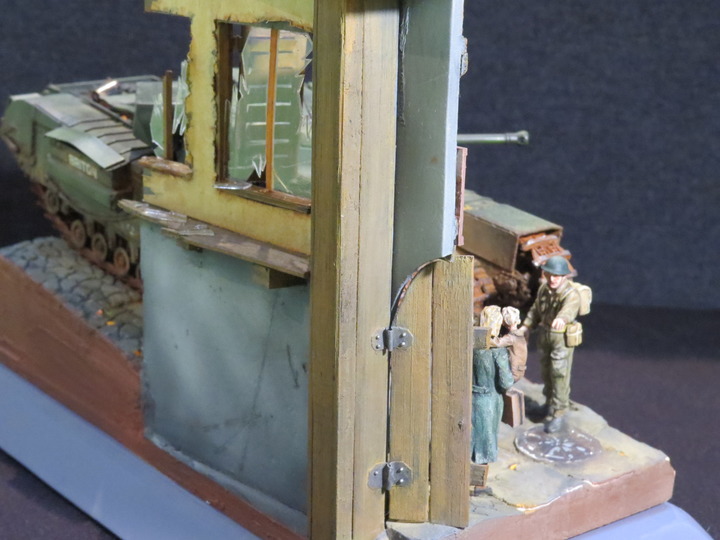 Dioramas and Vignettes: It's dangerous to stay here!, photo #12
