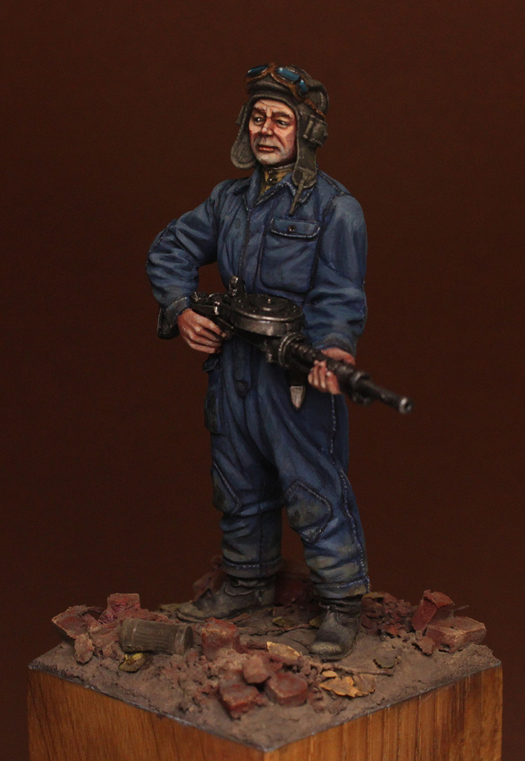 Figures: Tank crewman with DT-29, 1943-45, photo #2