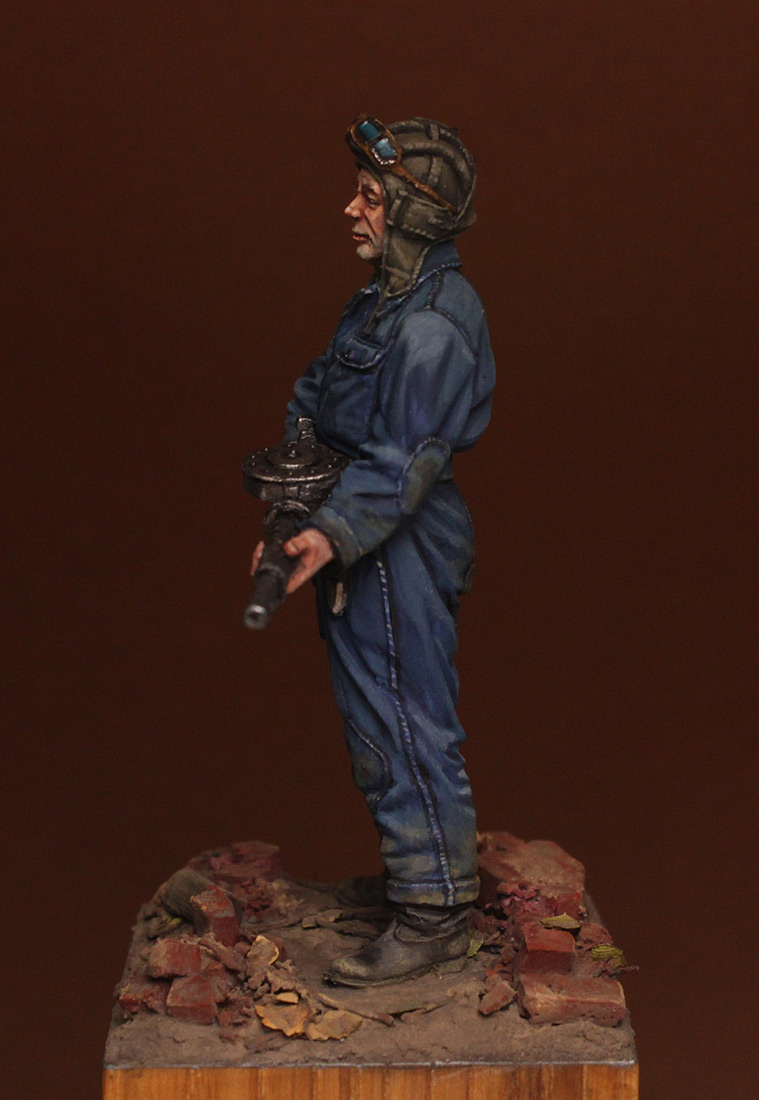 Figures: Tank crewman with DT-29, 1943-45, photo #3