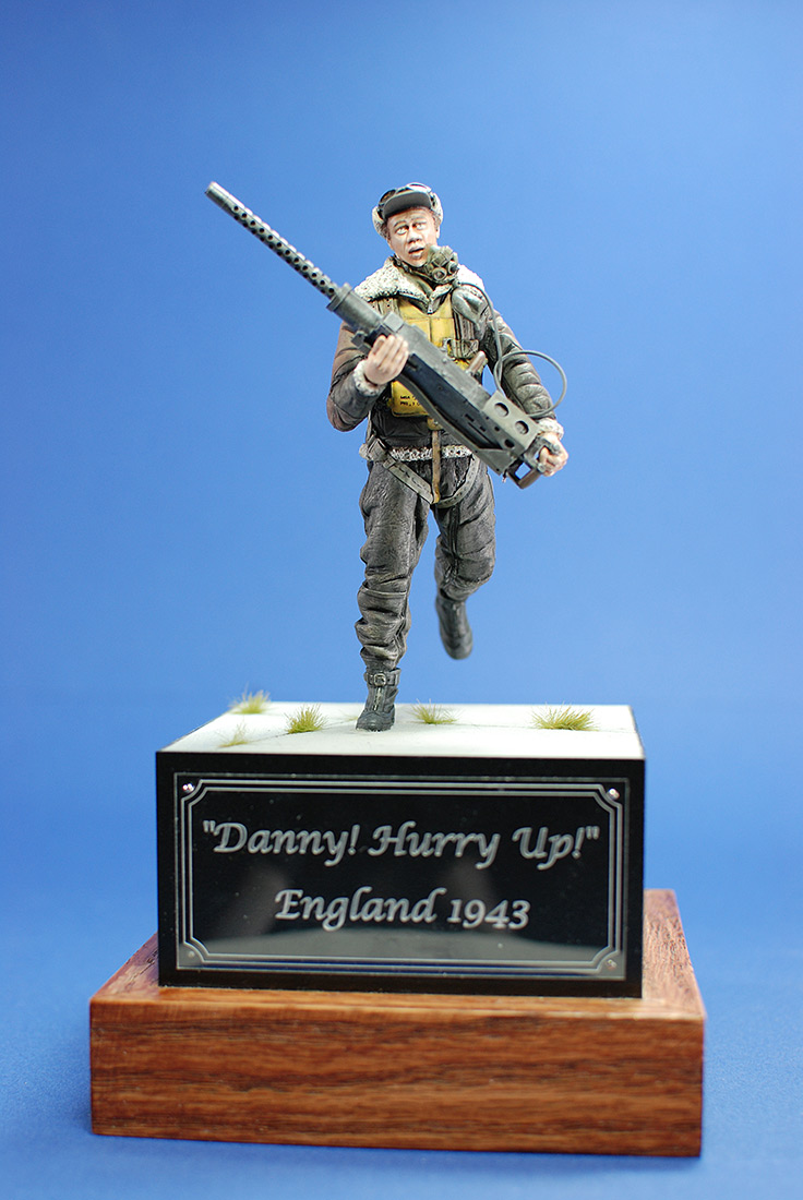 Figures: Danny, Hurry up! England, 1943, photo #2