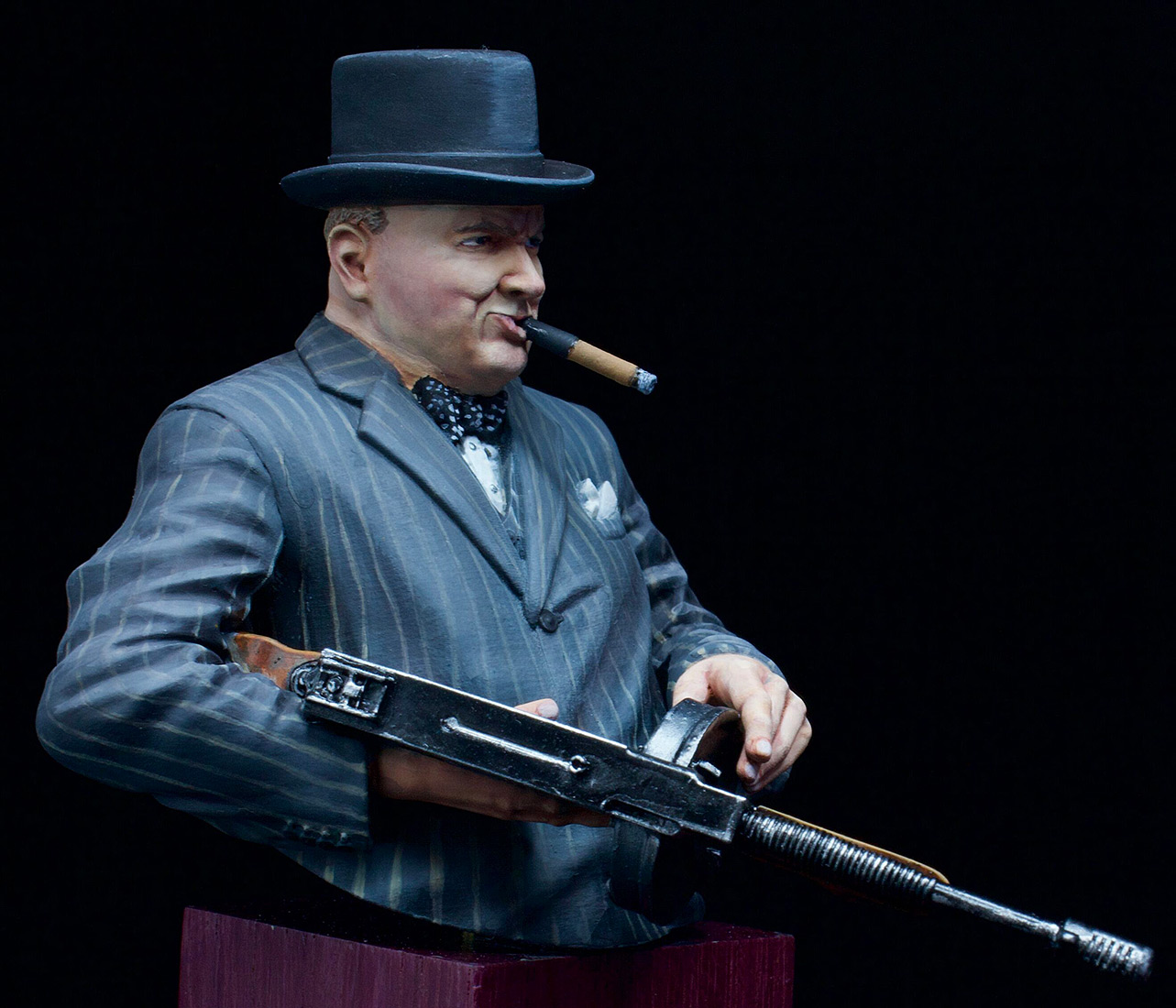 Figures: Winston Churchill with Thompson SMG, 1940, photo #2
