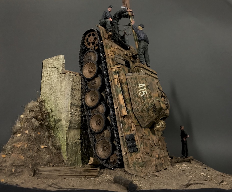 Dioramas and Vignettes: Sitting cat. Panther Ausf.G, photo #1
