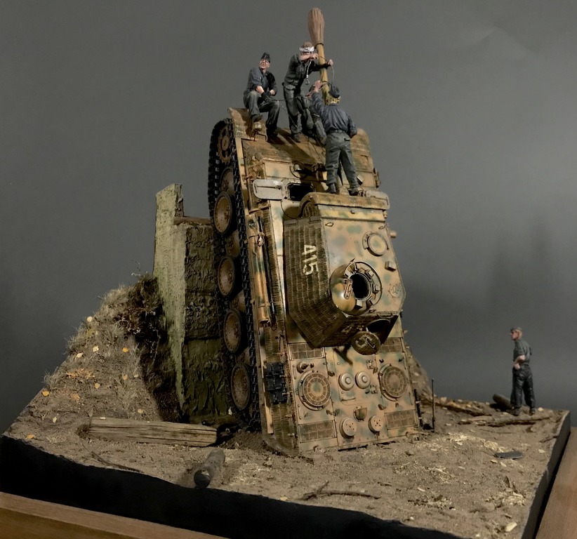Dioramas and Vignettes: Sitting cat. Panther Ausf.G, photo #12
