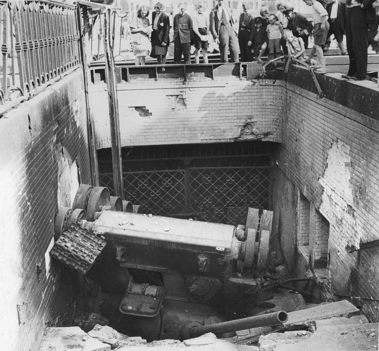 Dioramas and Vignettes: Berlin, Alexanderplatz, May 1945, photo #17