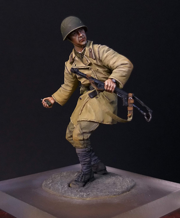 Figures: Soviet infantryman with PPS and F1