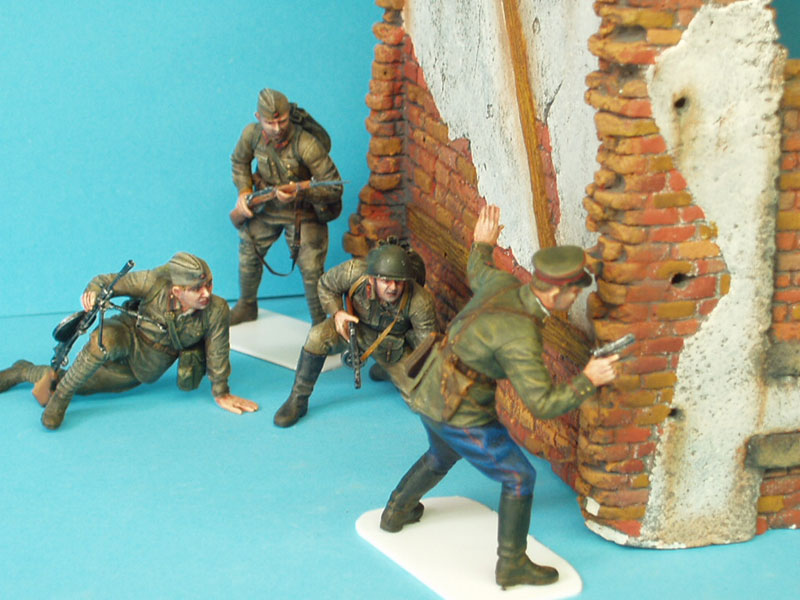 Figures: In the Encirclement, photo #1