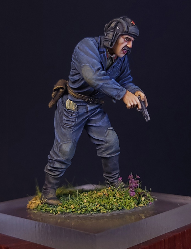 Figures: Soviet tank crewman with TT