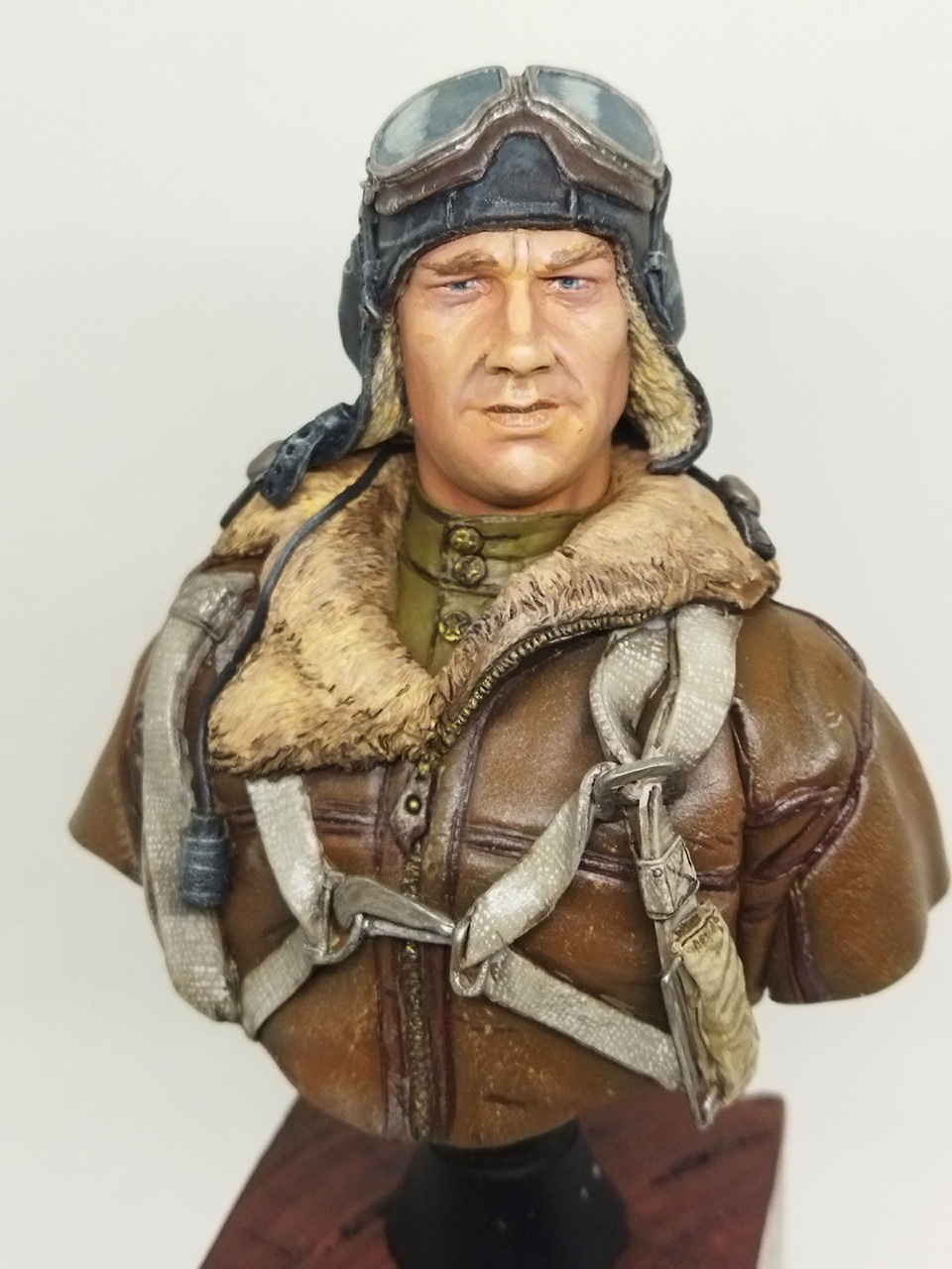 Figures: Soviet fighter ace, 1943-45, photo #1