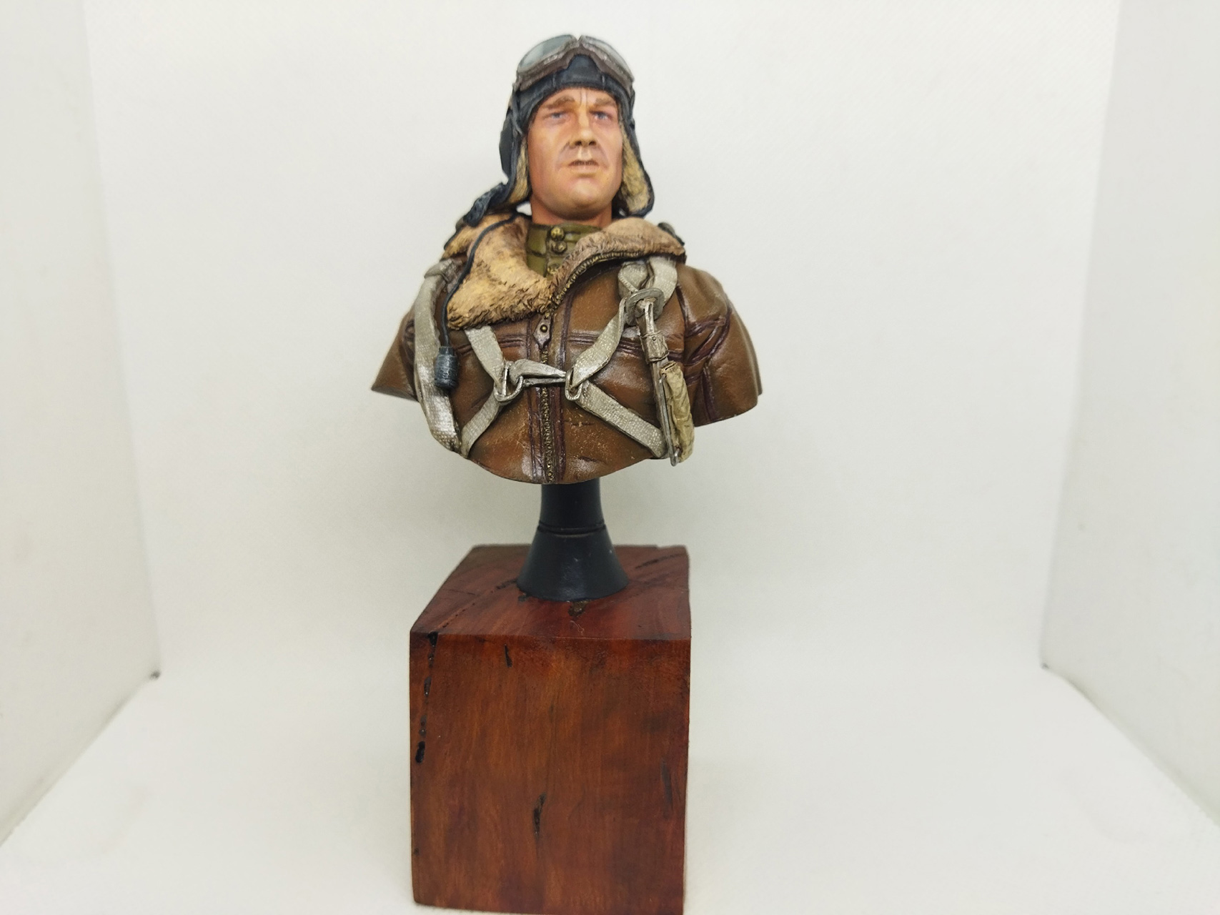Figures: Soviet fighter ace, 1943-45, photo #2