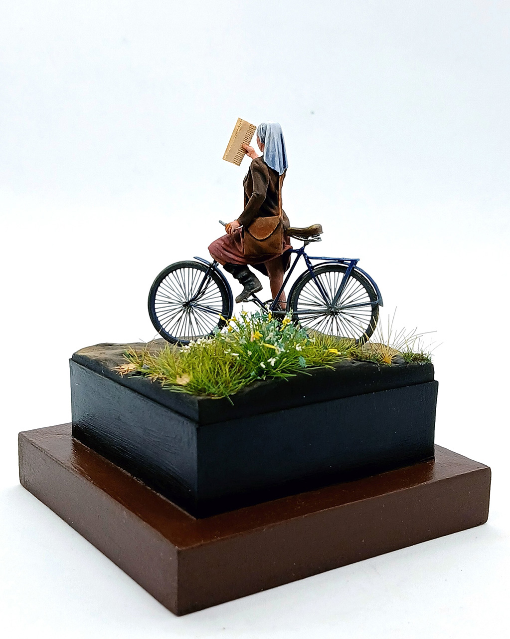 Dioramas and Vignettes: Strelka, Soviet postman girl, photo #6