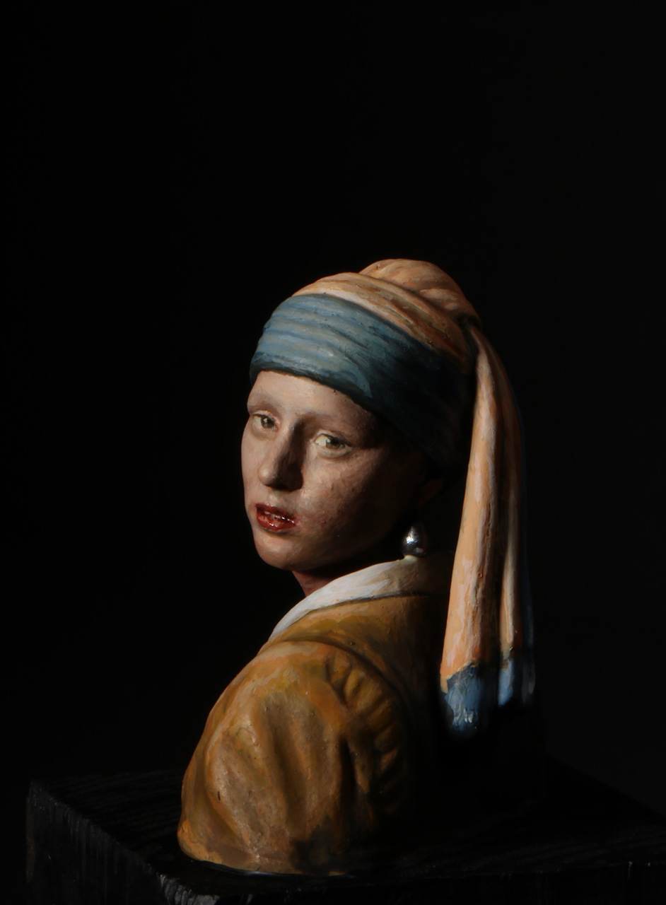 Figures: Girl with an amber earring, photo #3