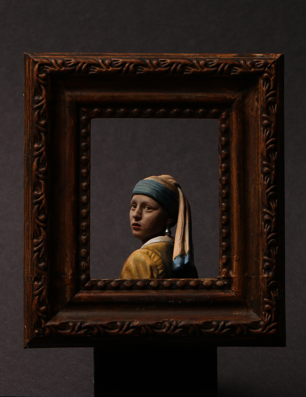 Figures: Girl with an amber earring, photo #5
