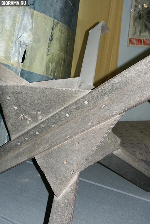 Противотанковый еж из уголка, фрагмент, ЦМВС, Москва (Копилка Diorama.Ru)