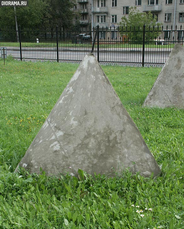 Противотанковые пирамиды бетонные