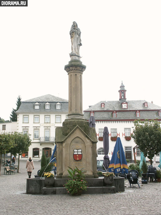 Fountain with Madonna statue, Linz, West Germany (Library Diorama.Ru)