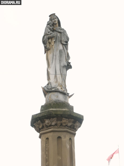 Fountain with Madonna statue, Linz, West Germany (Library Diorama.Ru)