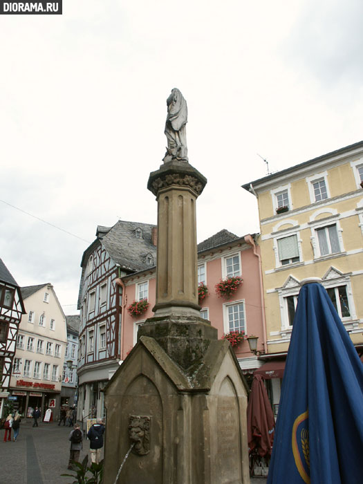 Fountain with Madonna statue, Linz, West Germany (Library Diorama.Ru)