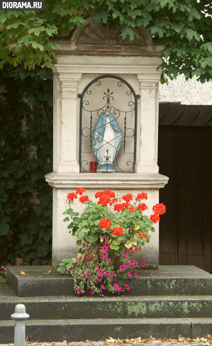 Street altar with Madonna icon, Brohl, West Germany (Library Diorama.Ru)
