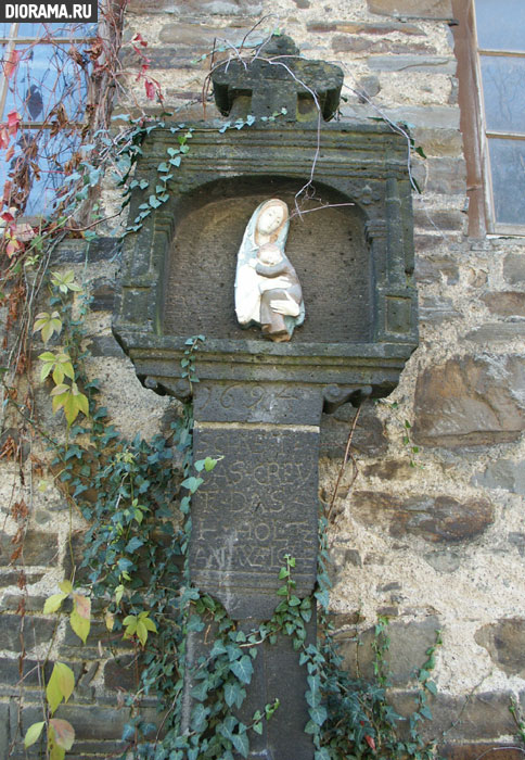 Уличный алтарь с изображением Девы Марии, фрагмент, Бургброль, Западная Германия (Копилка Diorama.Ru)