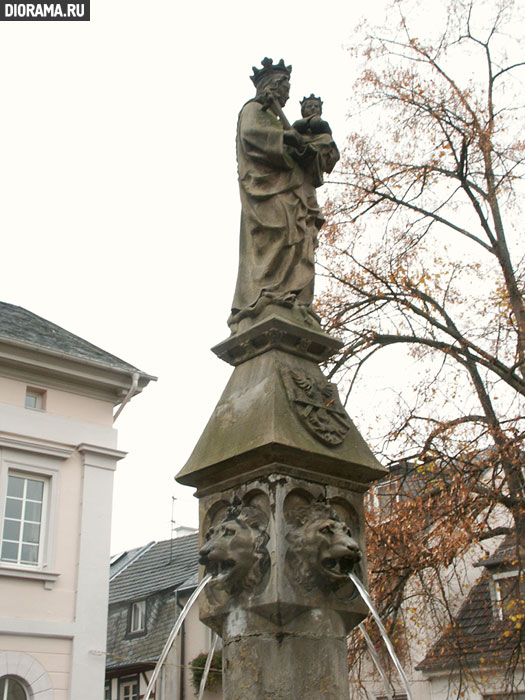 Фонтан со статуей Иисуса с ребенком на городской площади, Ремаген, Западная Германия (Копилка Diorama.Ru)