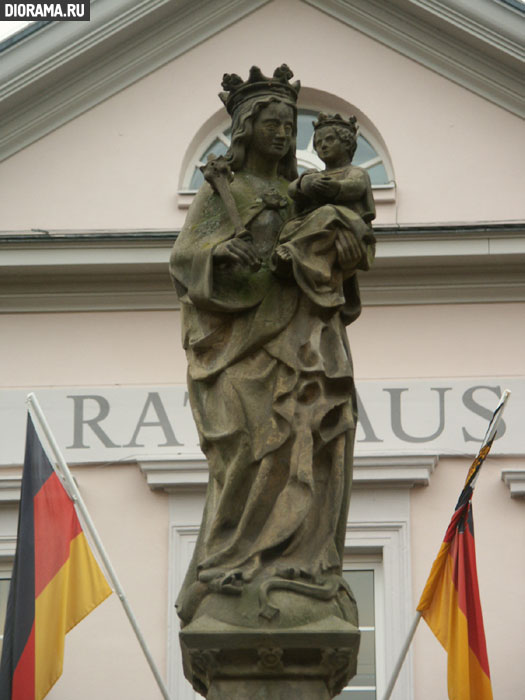 Фонтан со статуей Иисуса с ребенком, фрагмент, Ремаген, Западная Германия (Копилка Diorama.Ru)