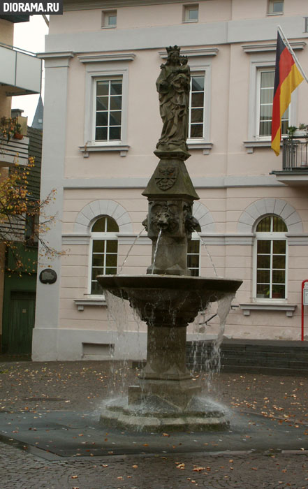Fountain with statue of Jesus and child,  (Library Diorama.Ru)