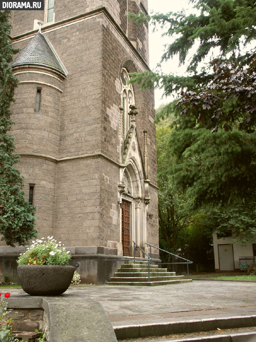 Church facade, Brohl, West Germany (Library Diorama.Ru)