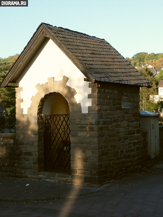 Altar near cemetery gates, Erpel, West Germany (Library Diorama.Ru)