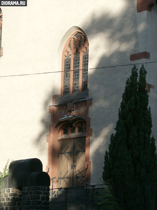 Church facade, Linz, West Germany (Library Diorama.Ru)